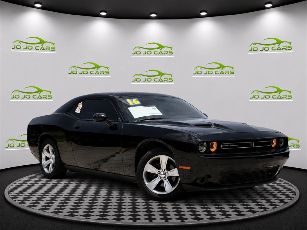 2016 Dodge Challenger SXT's photo
